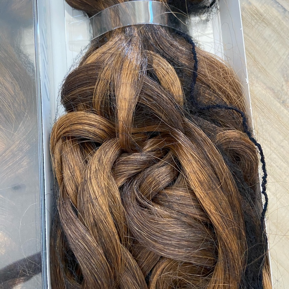 2 packs!!! Ezee-on 18” F6.27 wavy clip in extensions